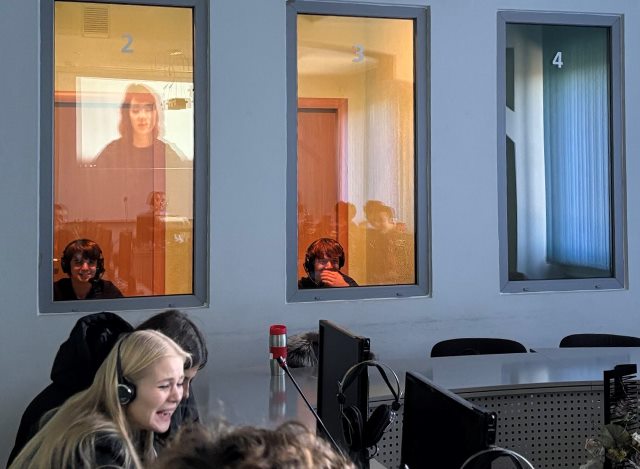 Найсміливіші учні працюють у кабінках для синхронного перекладу